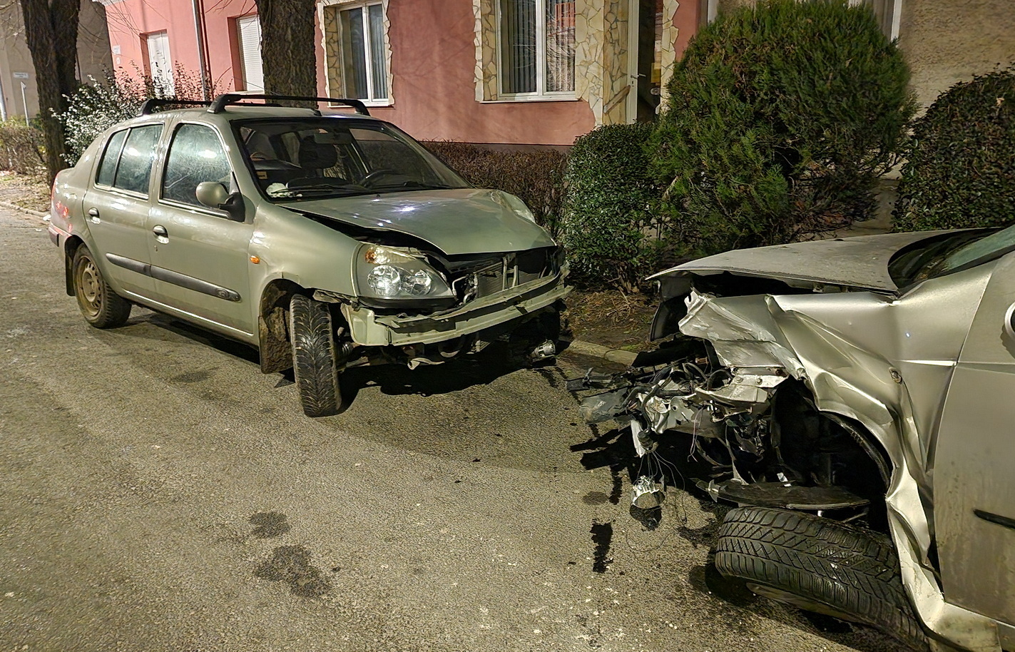 Az okozó Renaultja és az elsőként összetört Fiat eleje