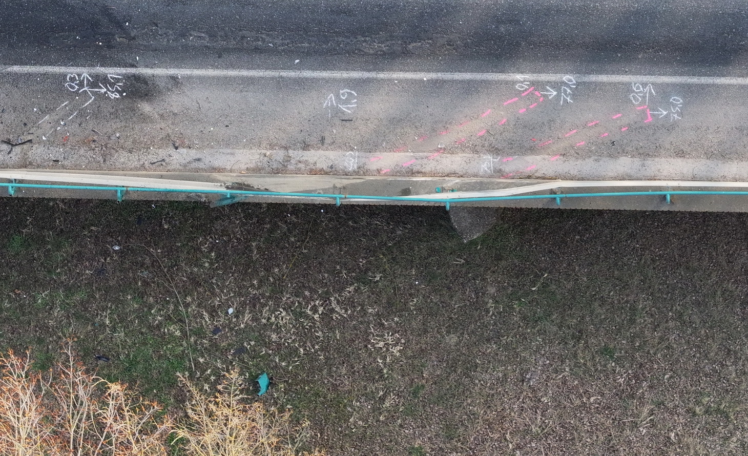 Súlyosan megsérült a fiatal sofőr a 8-ason, Vasvár közelében – Renault sodródott szalagkorlátnak
