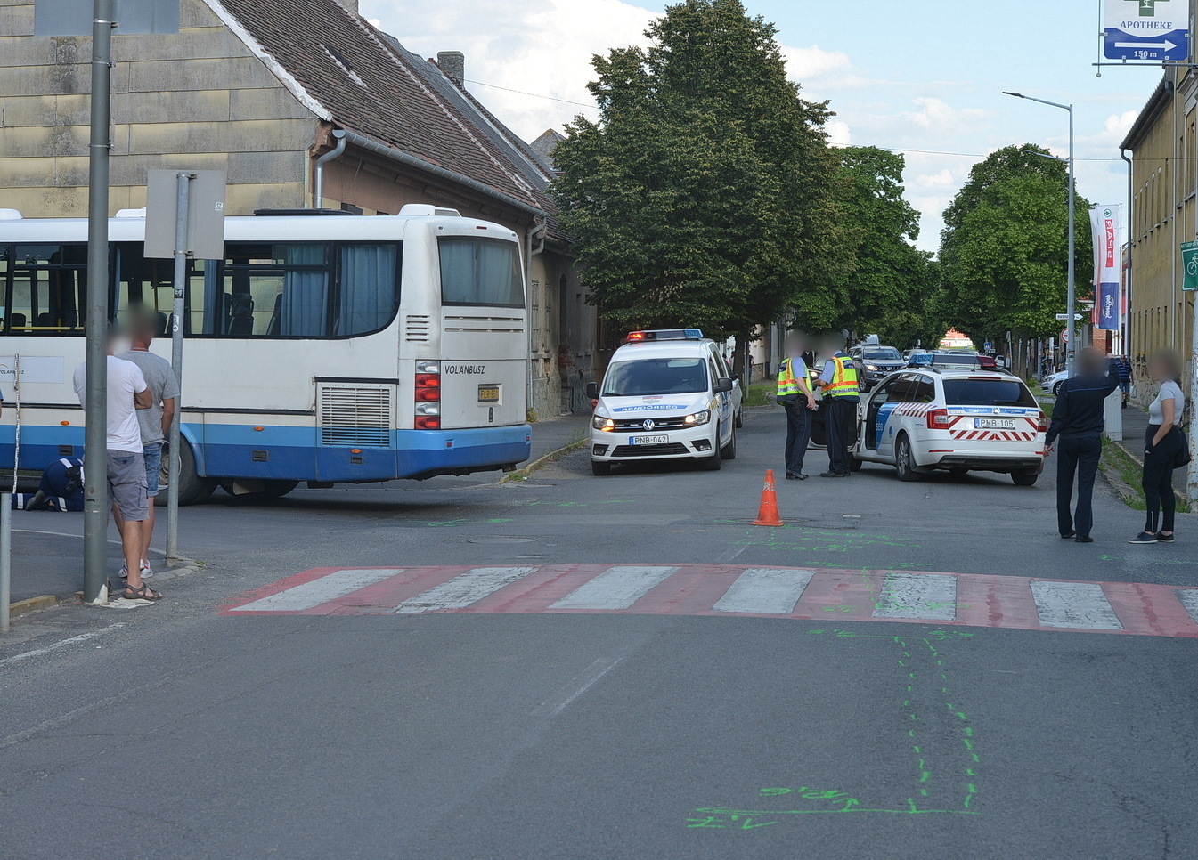 Busz alá csúszott és életveszélyesen megsérült egy motoros Kőszegen – mentőhelikopter érkezett