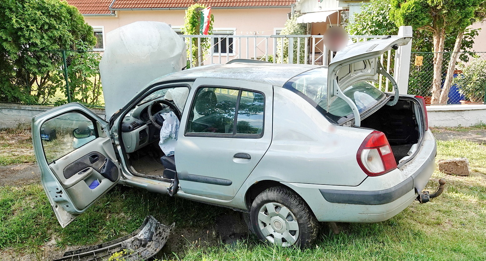 Betonáteresznek ütközött egy Renault, megsérült a sofőr Borgátán - balra ívelő kanyarban sodródott ki az autó