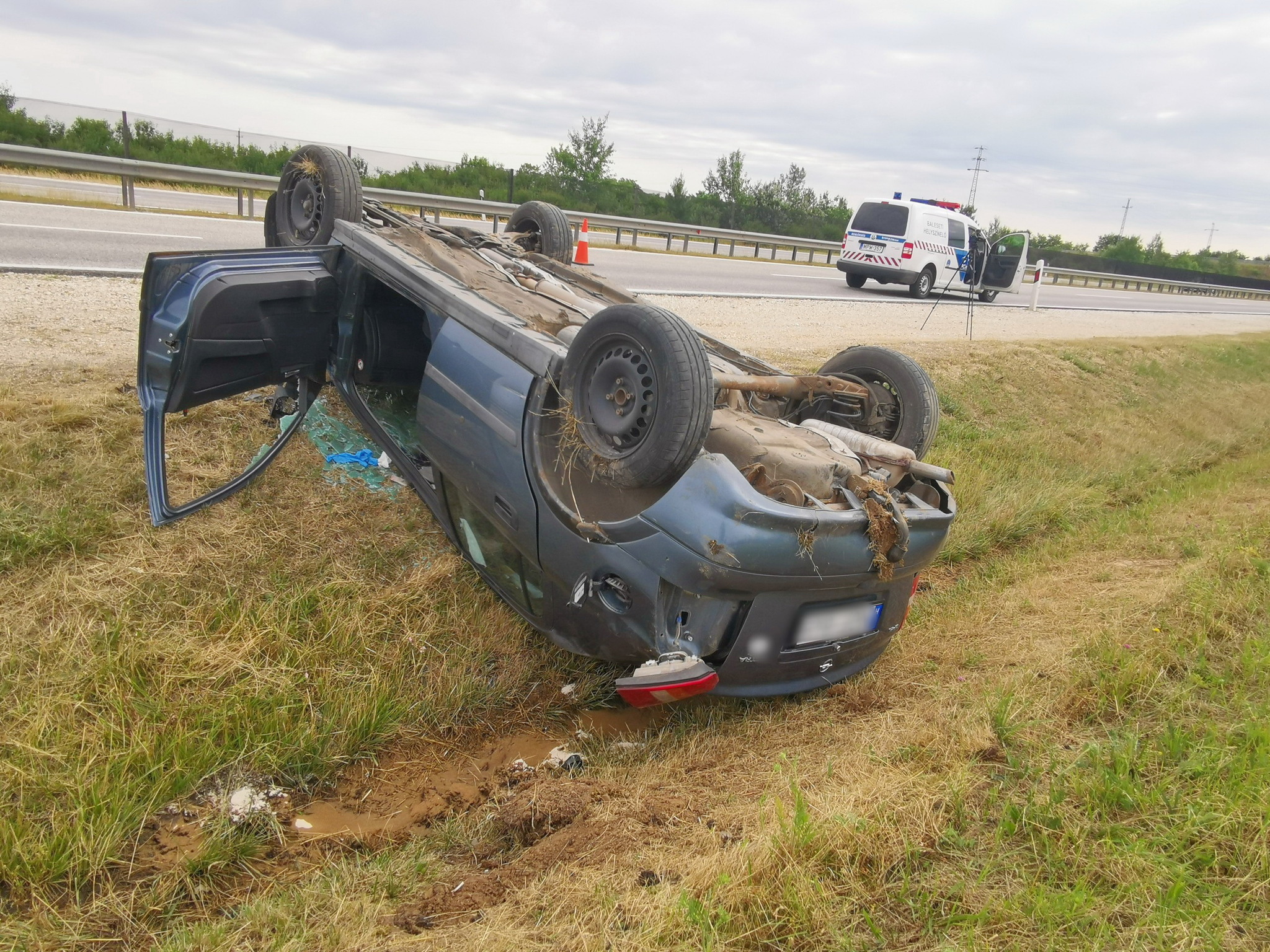 Felborult egy Opel Vátnál az M86-oson - megsérült a sofőr