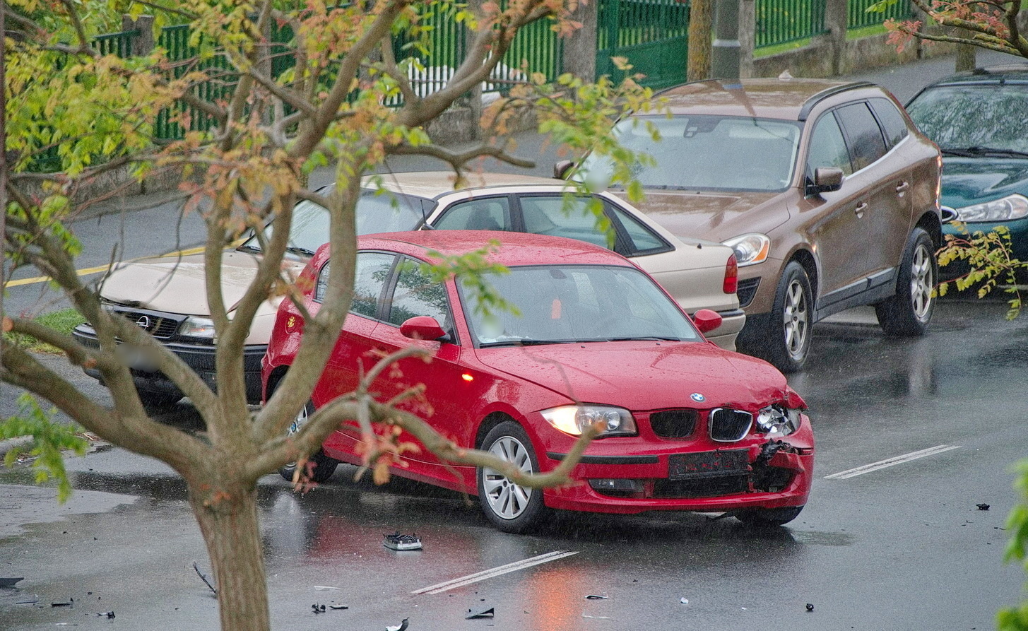 Megcsúszott és parkoló autókat tört össze egy BMW Szombathelyen Fotó: Olvasó