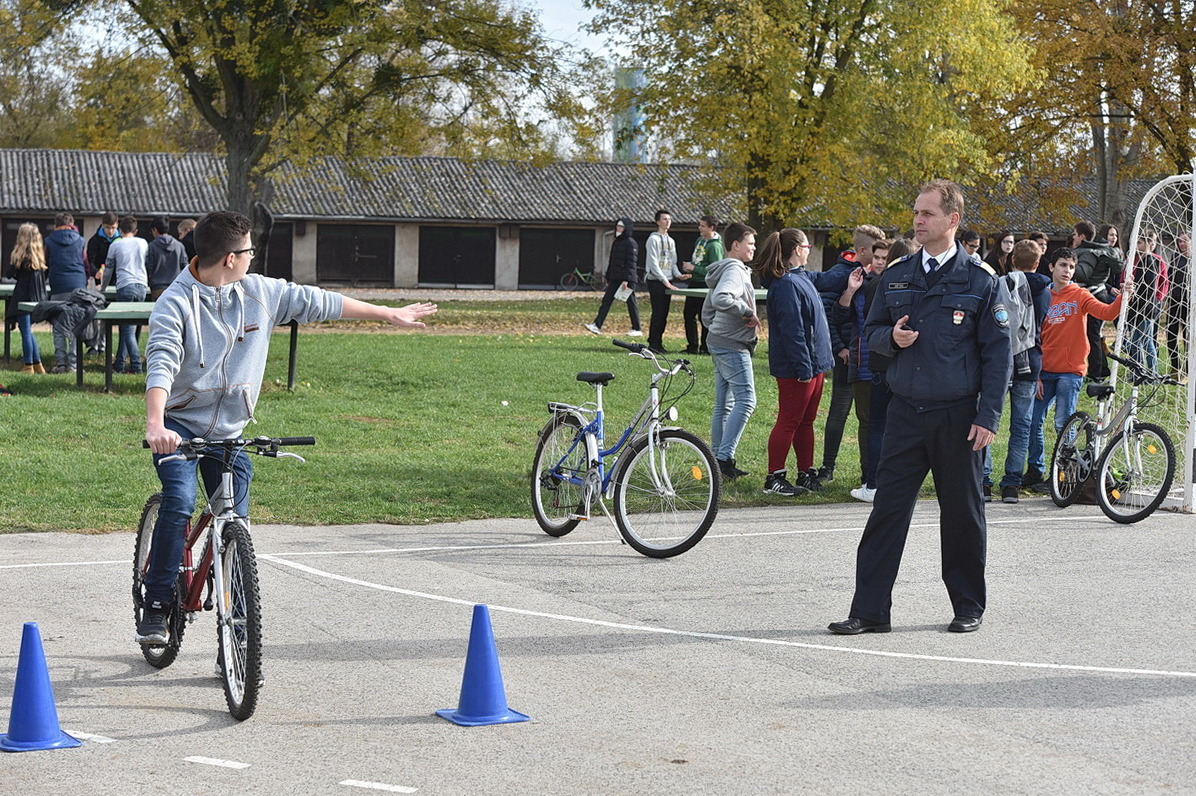 A robogóhoz az út a kerékpáron át vezet