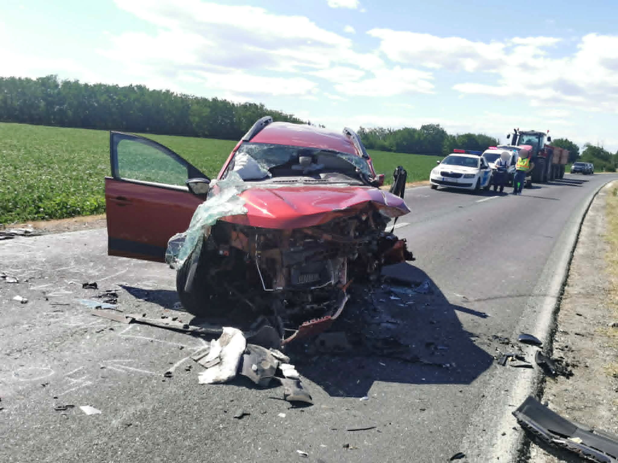 Meghalt a roncsból kiszabadított sofőr - Dacia tért át a szemközti sávba Meghalt a roncsból kiszabadított sofőr - Dacia tért át a szemközti sávba