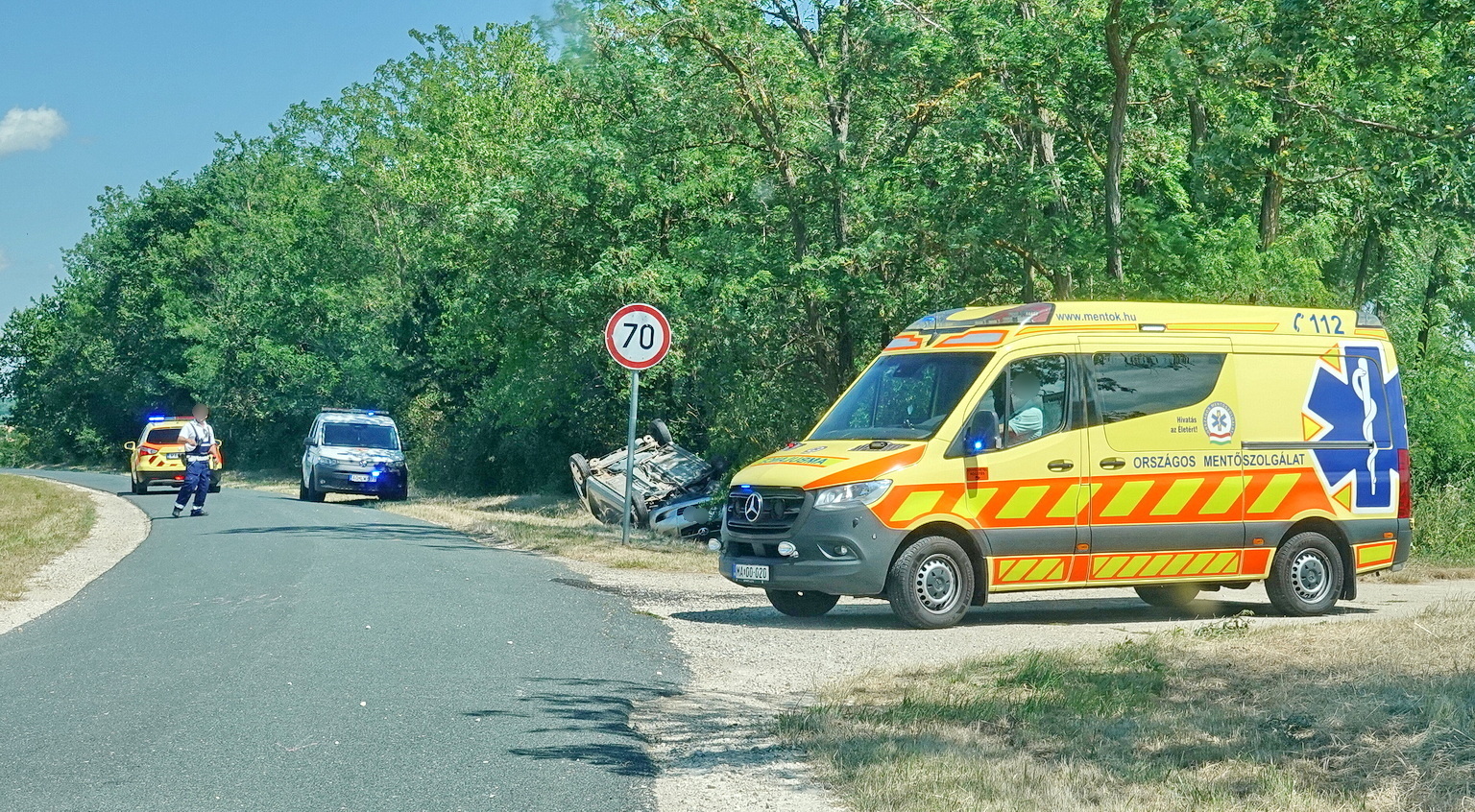 Kanyarban hajtott padkára, majd felborult egy Toyota Bucsu közelében