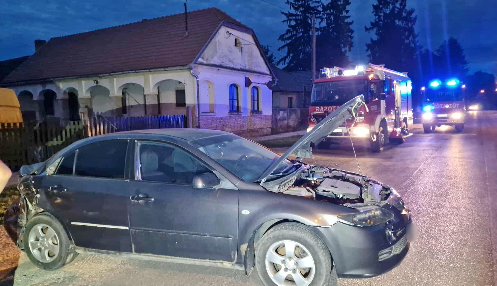 Homlokrakodó kanalának hajtott, majd parkoló autónak csapódott egy Dacia Csepregen