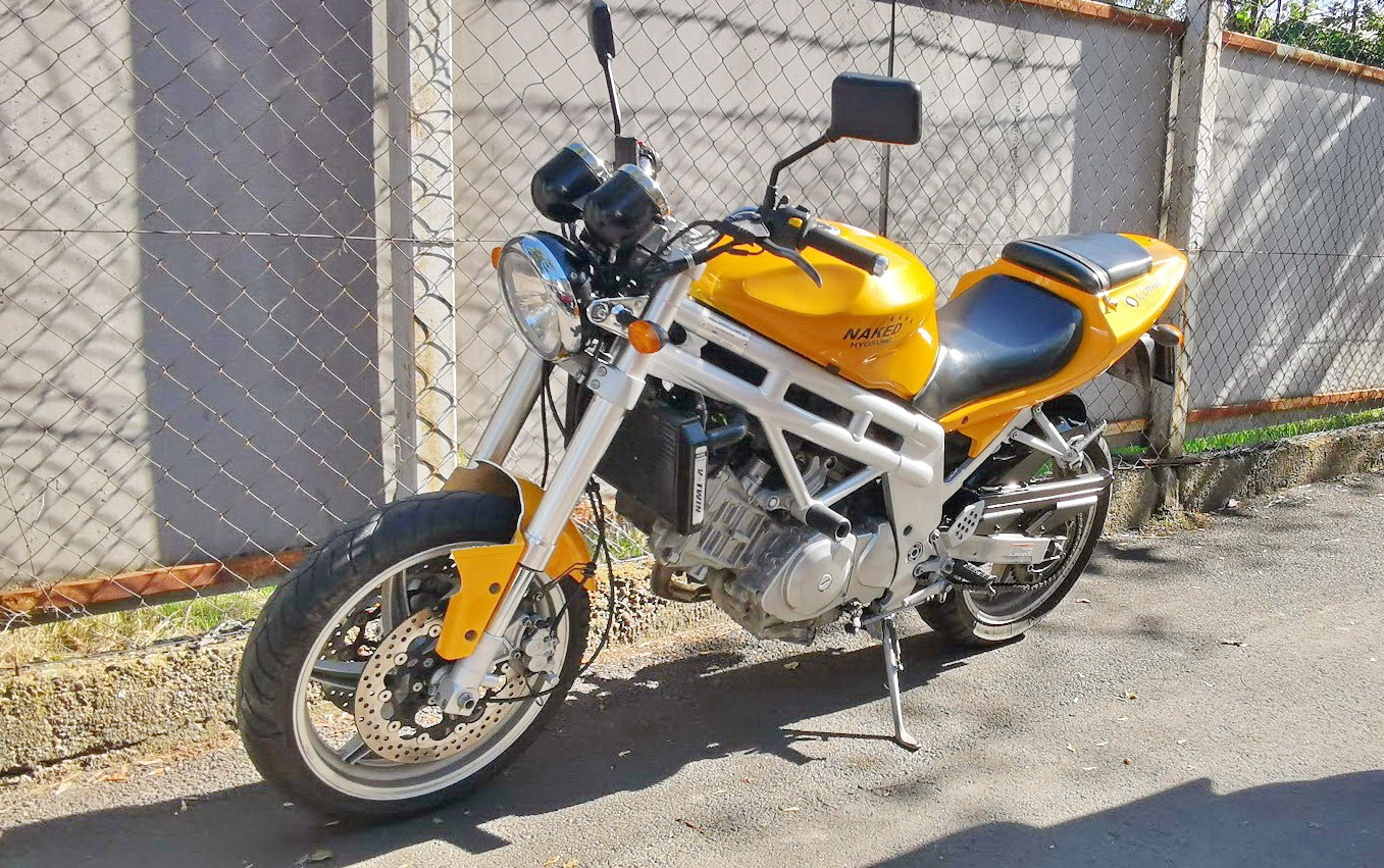 A Renault nekitolatott az álló motornak