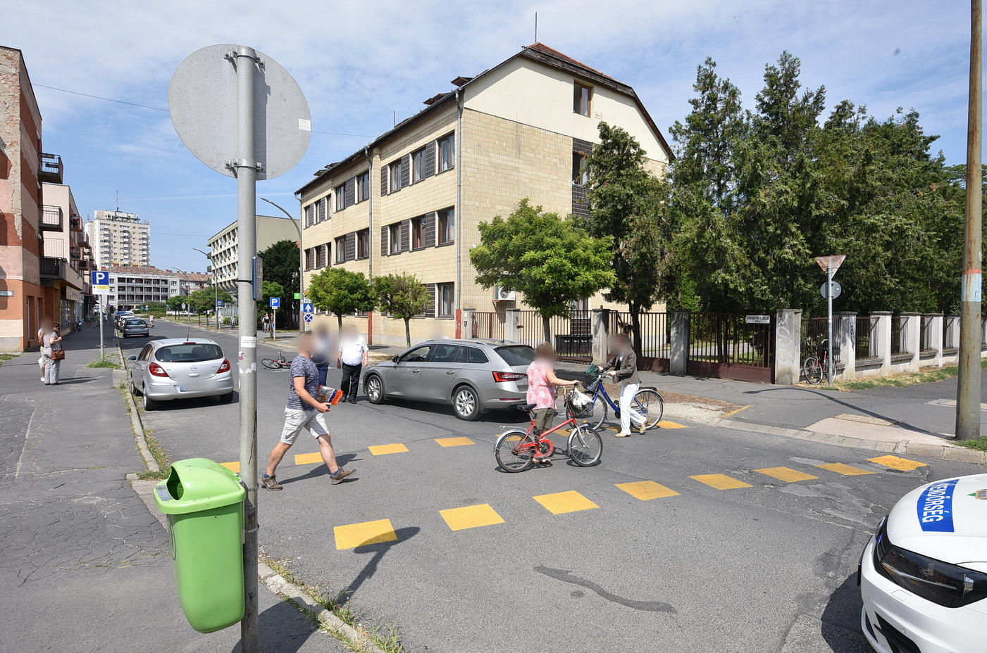 Idős kerékpáros tekert Skoda elé Szombathelyen