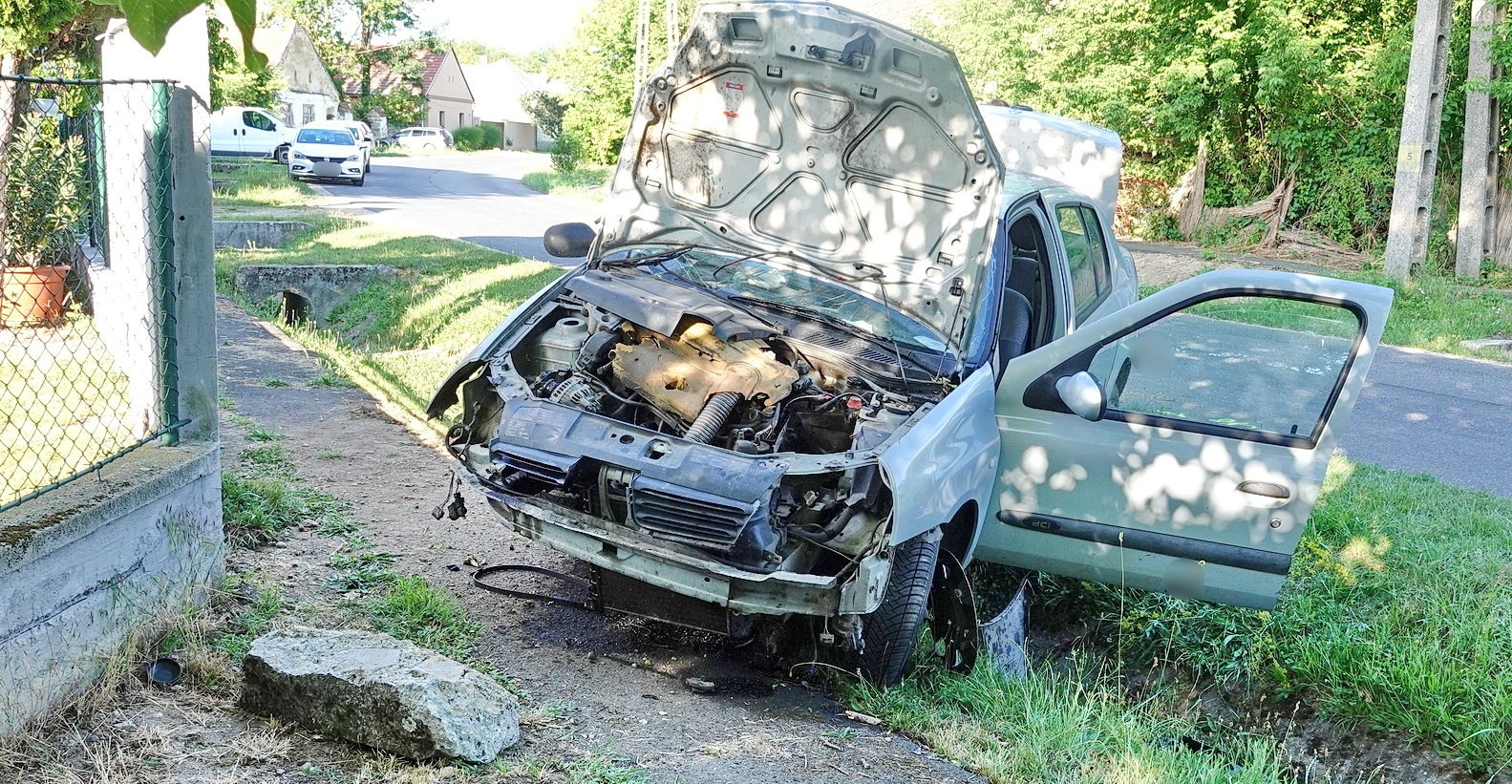 Betonáteresznek ütközött egy Renault, megsérült a sofőr Borgátán - balra ívelő kanyarban sodródott ki az autó