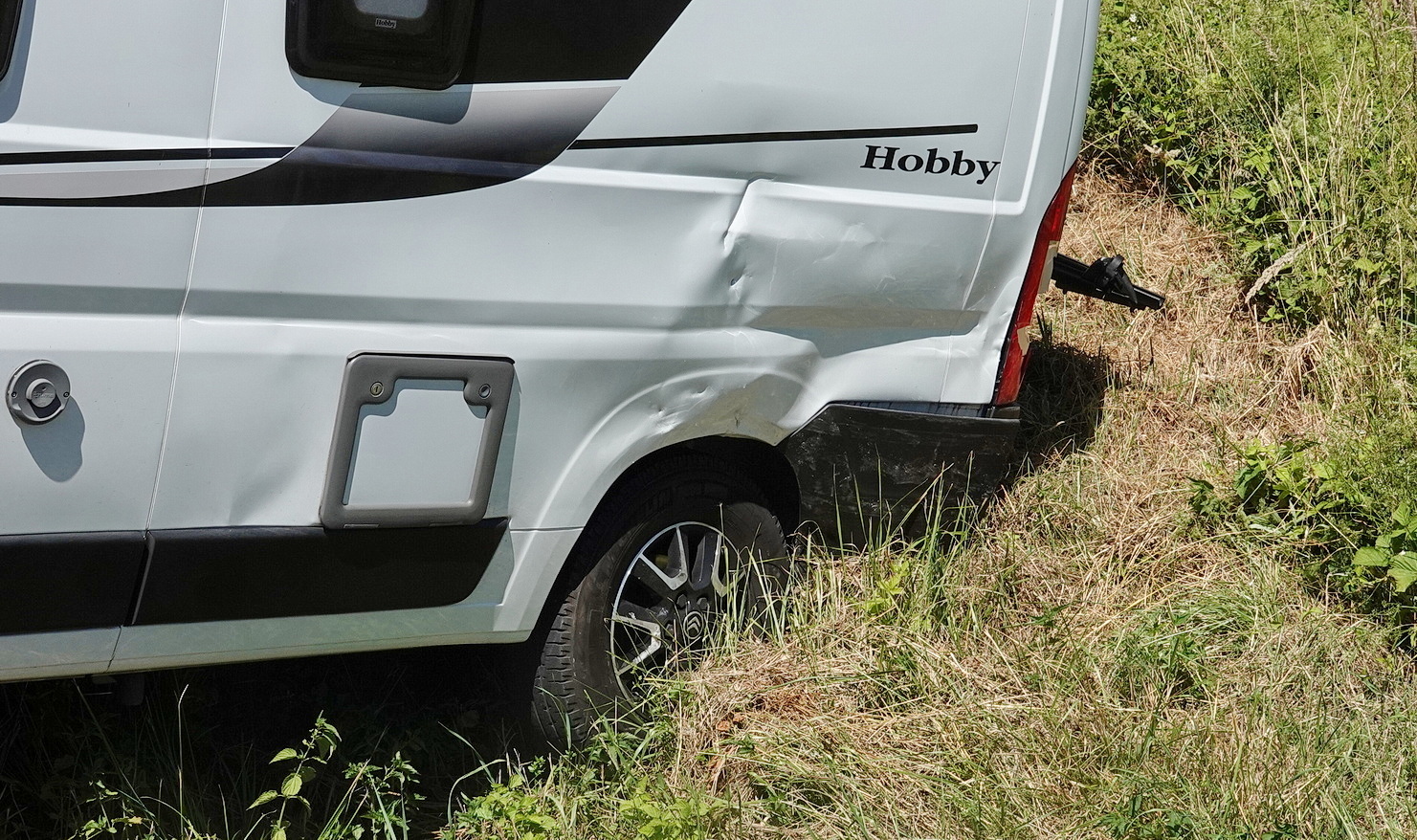 Citroen lakóautó hajtott Toyota furgon elé a 84-es főúton, a kelédi elágazóban