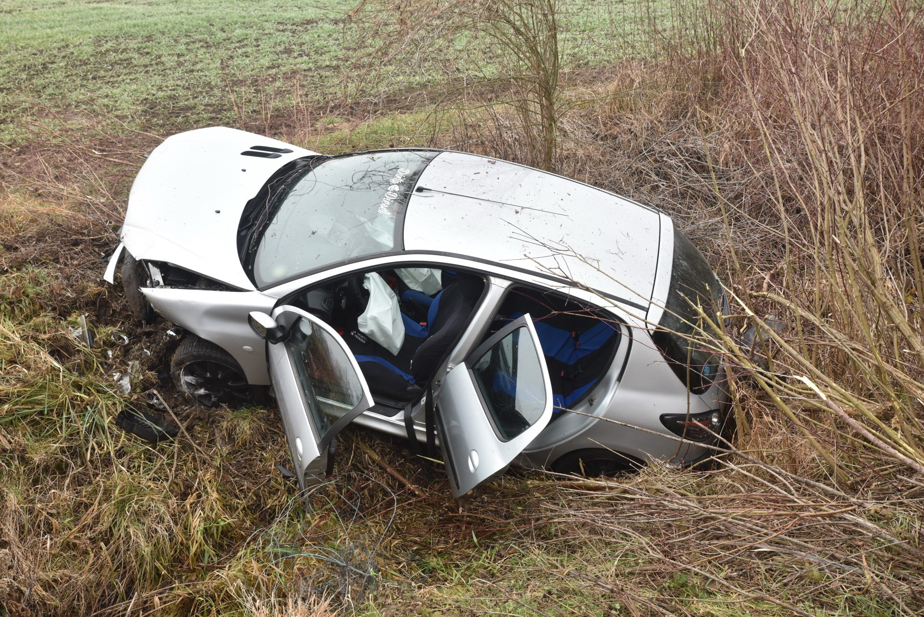 Mederbe csapódott egy Peugeot Nemesbőd közelében