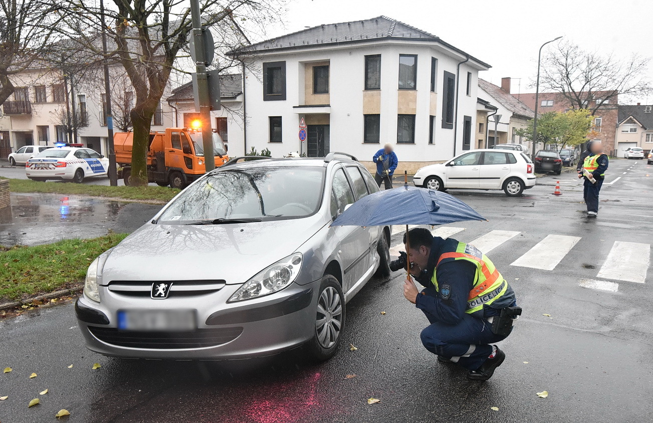 A Peugeot vezetője nem adott elsőbbséget a védett úton közlekedő VW-nek - Fotó: Tánczos Mihály