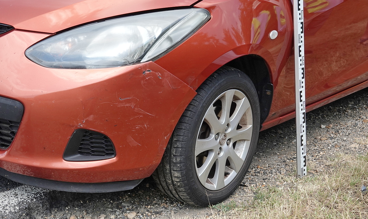 Mazda elé sodorta édesapja Honda motorját a Yamaha motorral eleső fiú a 84-es főúton, Rábapaty közelében