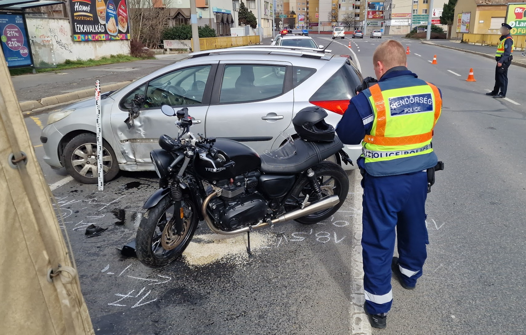Szabálytalanul megforduló Peugeot oldalának ütközött egy Triumph motor Szombathelyen