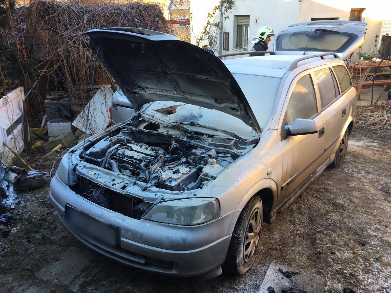 Bögötén gyulladt ki egy járó motorú Opel