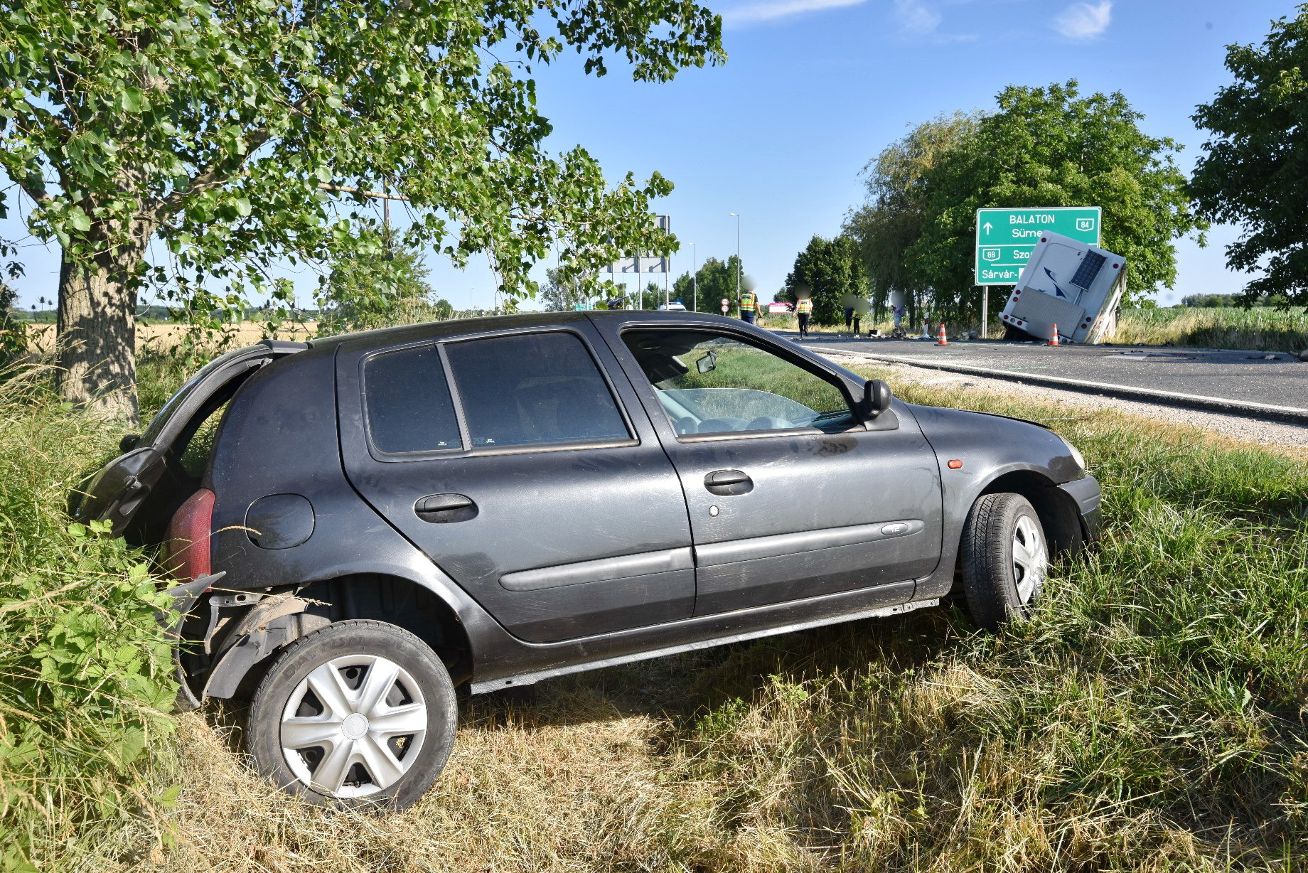 Kanyarodó Renaultba csapódott Audi a 84-esen Sárvárnál - lakóautónak sodródott a roncs