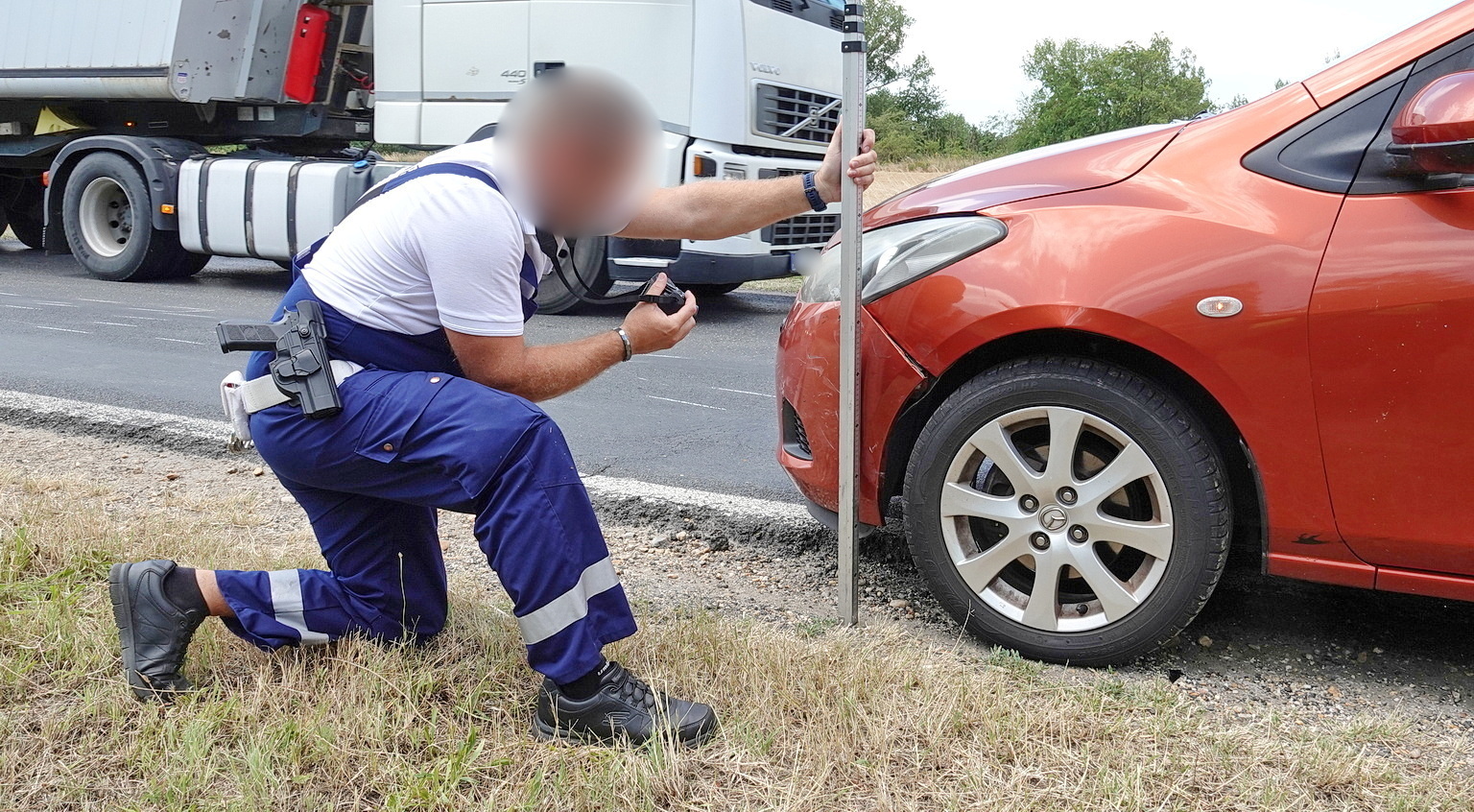 Mazda elé sodorta édesapja Honda motorját a Yamaha motorral eleső fiú a 84-es főúton, Rábapaty közelében
