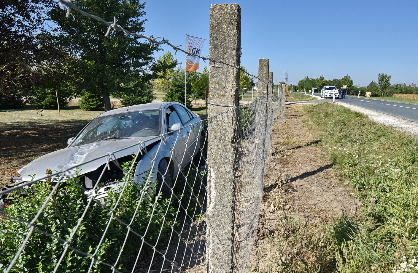 Jobbra ívelő kanyar után döntött oszlopokat a Ford a Ganonakutatónál, Táplánszentkereszt közelében