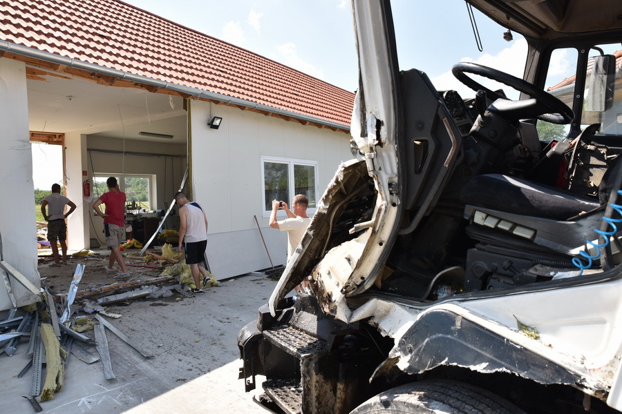 Romok maradtak a teherjármű után