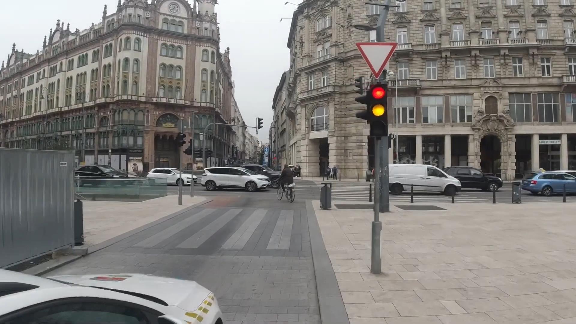 Zöld jelzésnél indult a rendőrautó, de nem volt szabad útja