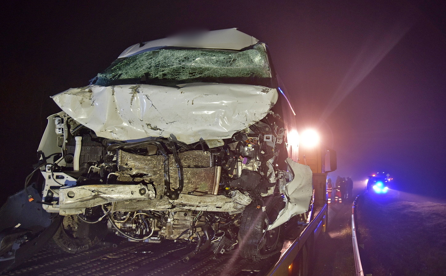 Mindkét sofőr meghalt - Renault furgon sodródott Fiat elé Gyöngyösfalu közelében