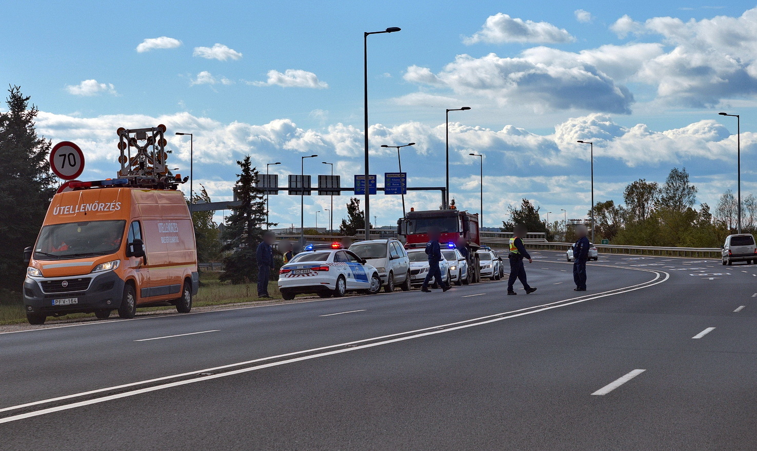 A rendőrség lezárta a Győr felé vezető oldal érintett szakaszát az M86-os autóúton