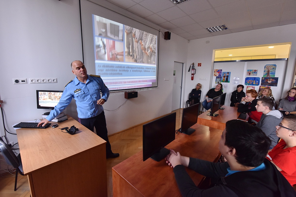 Börtönparancsnok tartott osztályfőnöki órát a vépi Hatos Ferenc Általános Iskolában