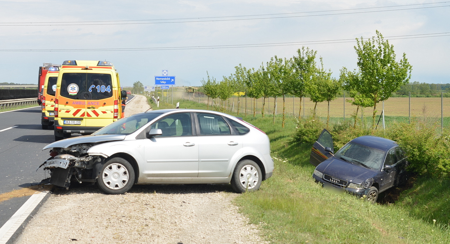 Megpördültek az autók az M86-oson – Ford és Audi ütközött Vép közelében