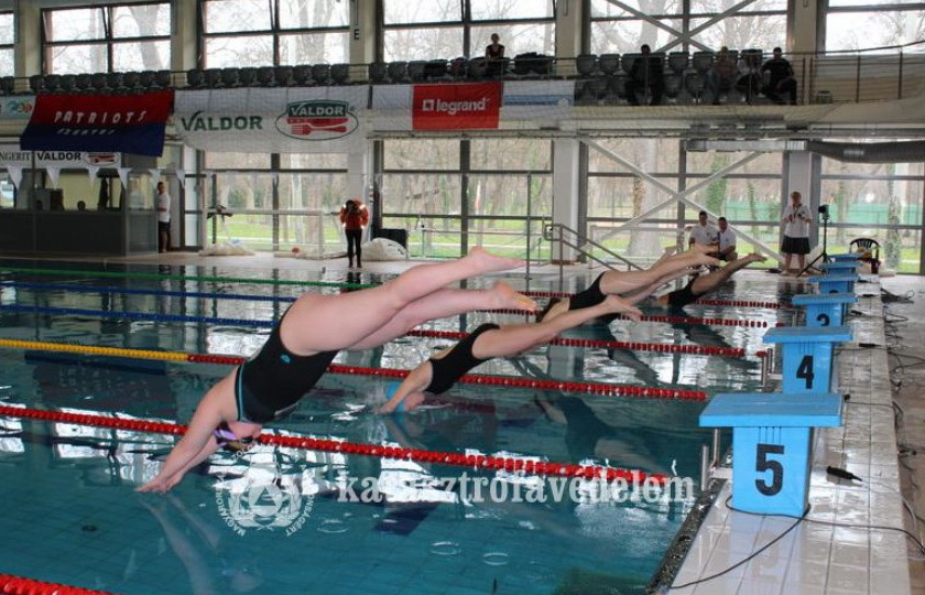 Katasztrófavédelmi úszóverseny