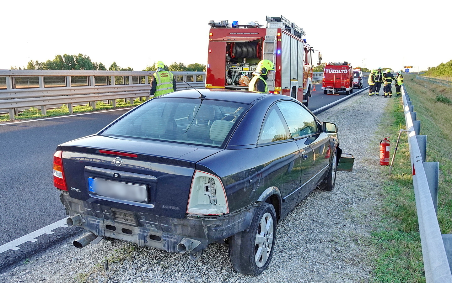 Defekt után szalagkorlátnak ütközött egy Opel az M86-os autóúton, Répcelak közelében
