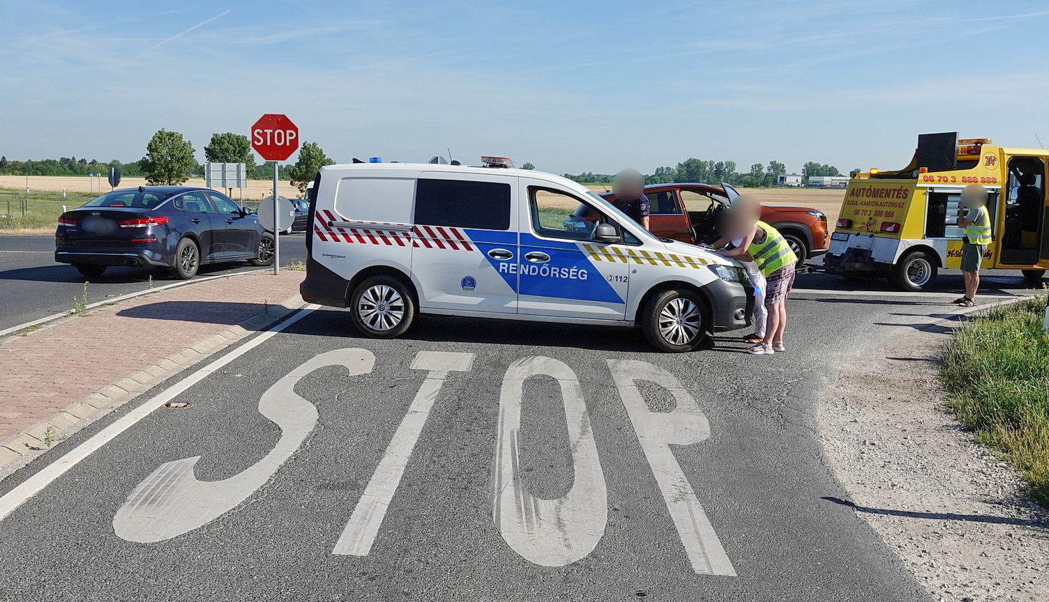 Vakációra induló család új Suzukijába hajtott bele egy Toyota a 88-as főúton, Sárvár közelében