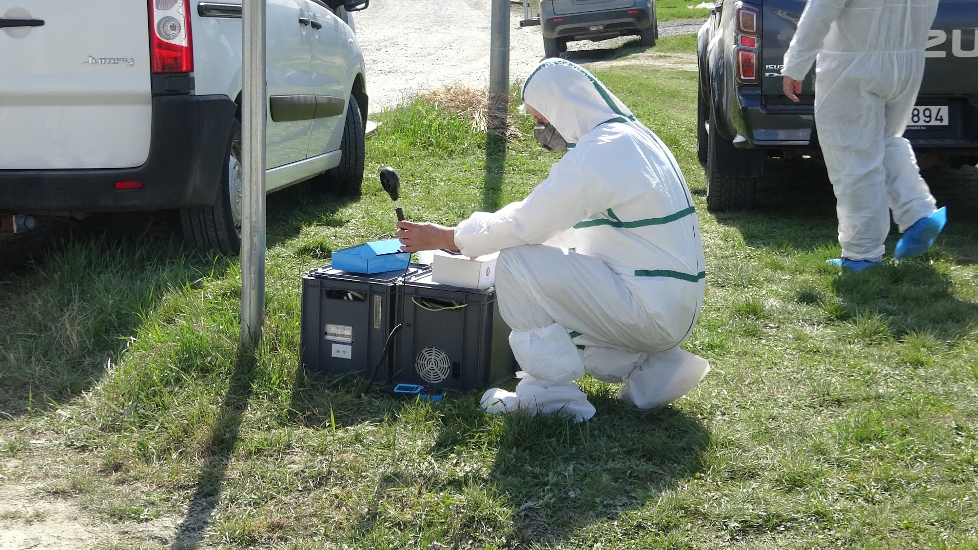 Mintavételhez készülődnek a szombathelyi Síp utcában