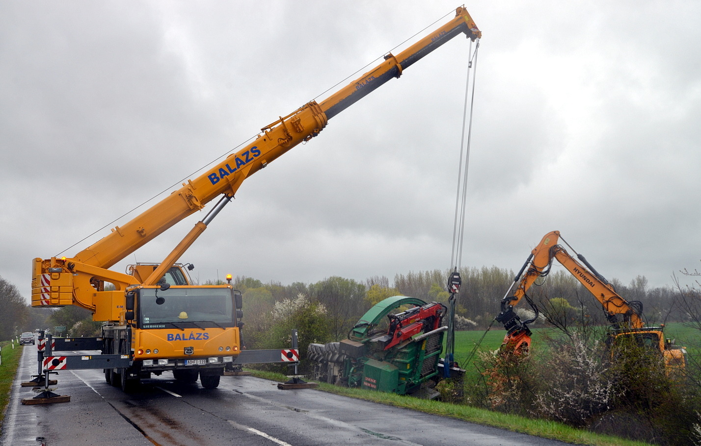 Faaprítóval borult le a töltésen egy traktor a 84-es főúton, Nemeskeresztúr közelében