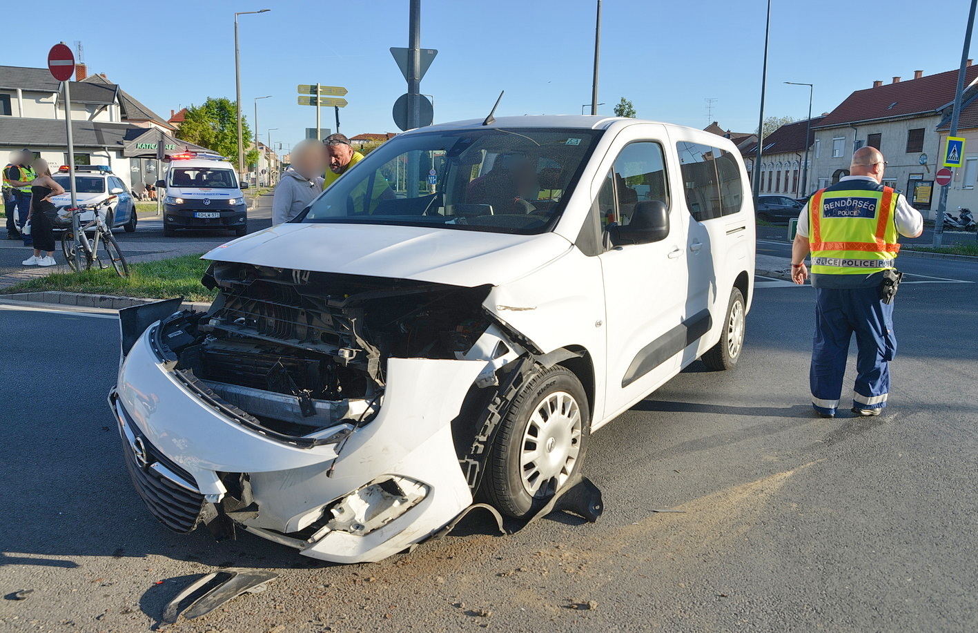 VW elé hajtott a körforgalomban egy Opel Szombathelyen