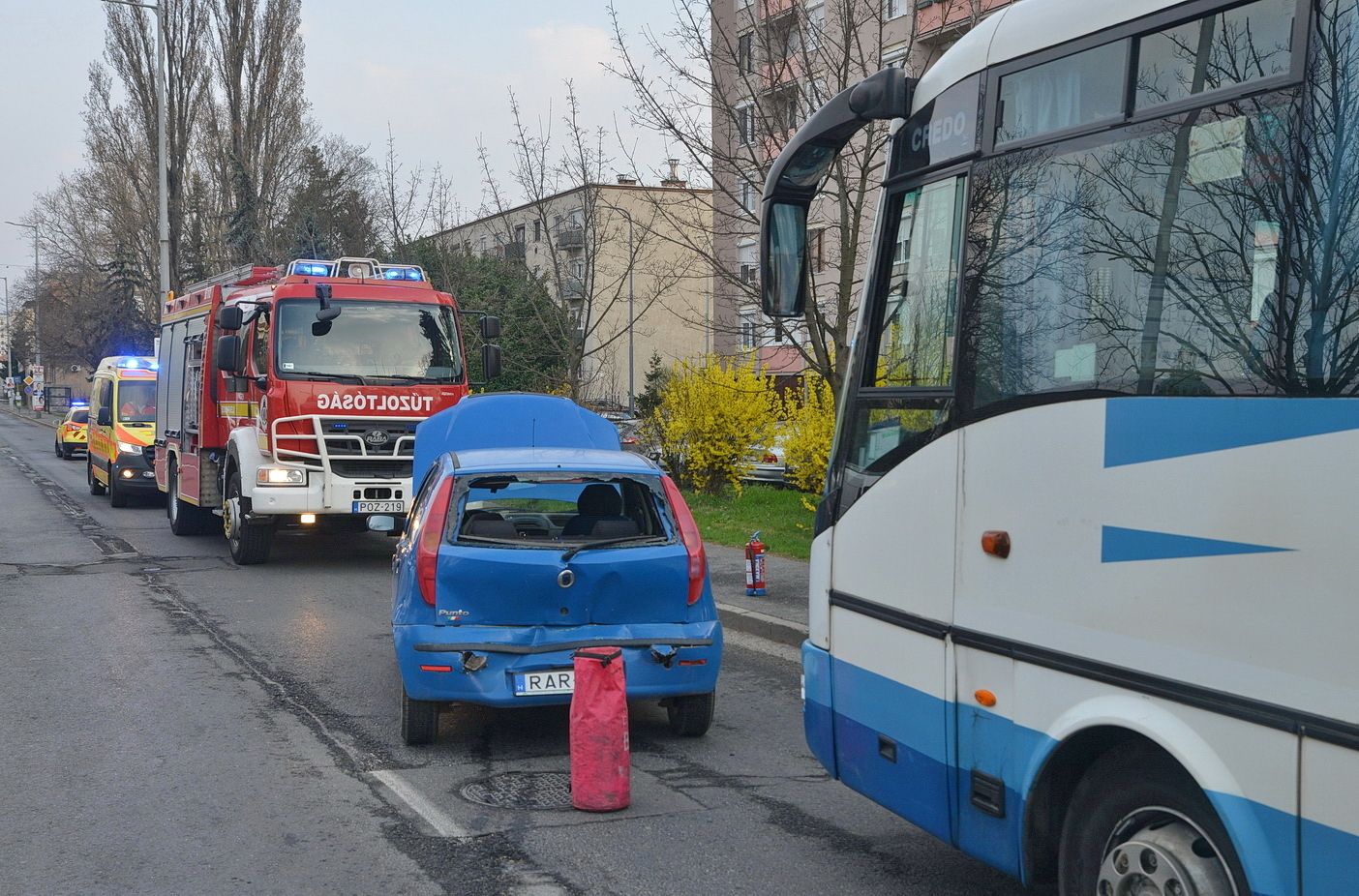 Credo busz ütközött gyalogátkelőhelynél megálló Fiat hátuljának Szombathelyen