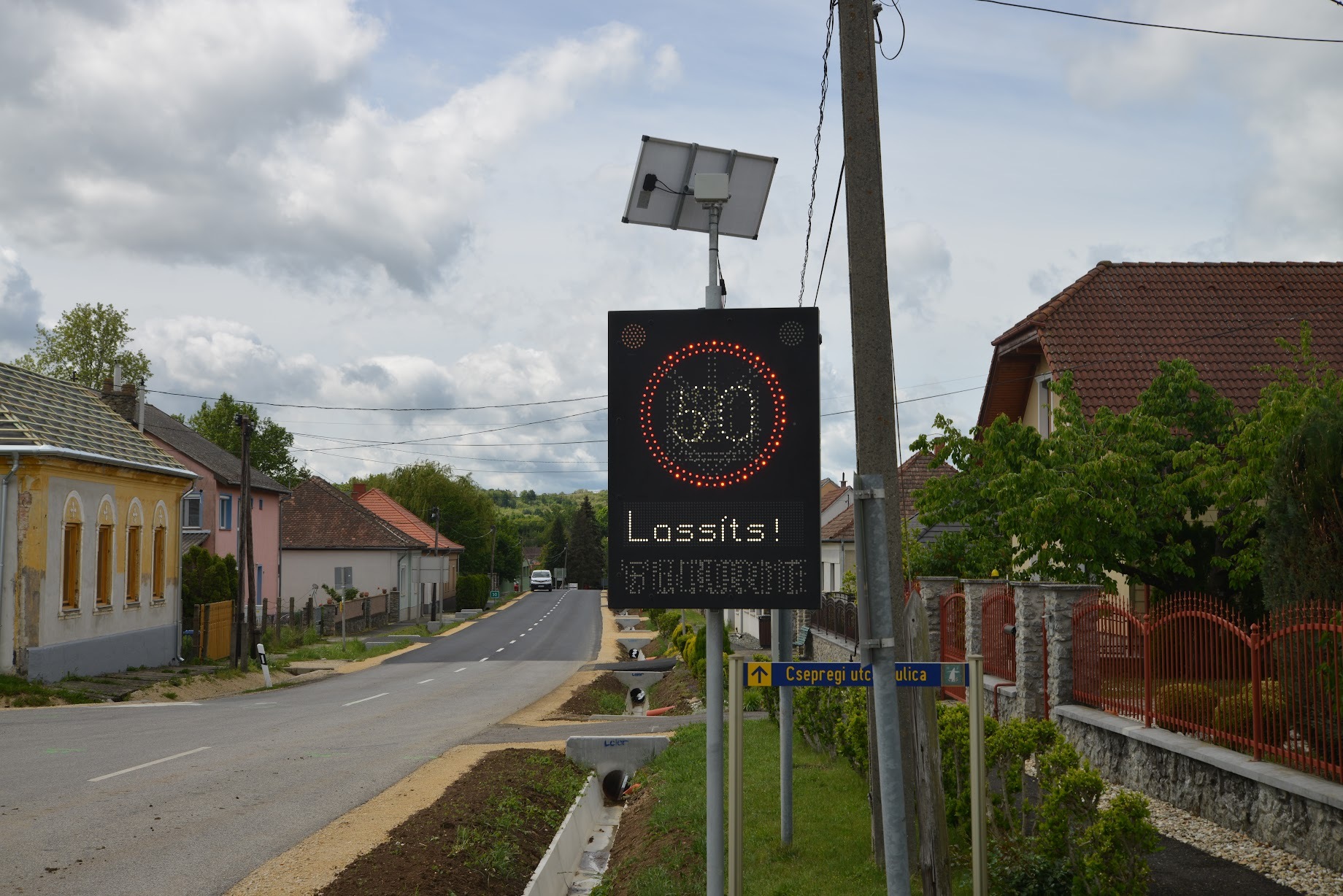 Tábla figyelmezteti a gyorsabban érkezőket - minden nap sokszor felvillan
