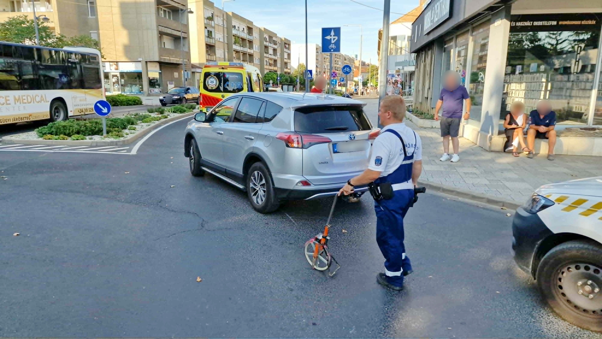 Vespa robogóval ütközött egy Toyota Szombathelyen - súlyosan megsérült a robogó vezetője