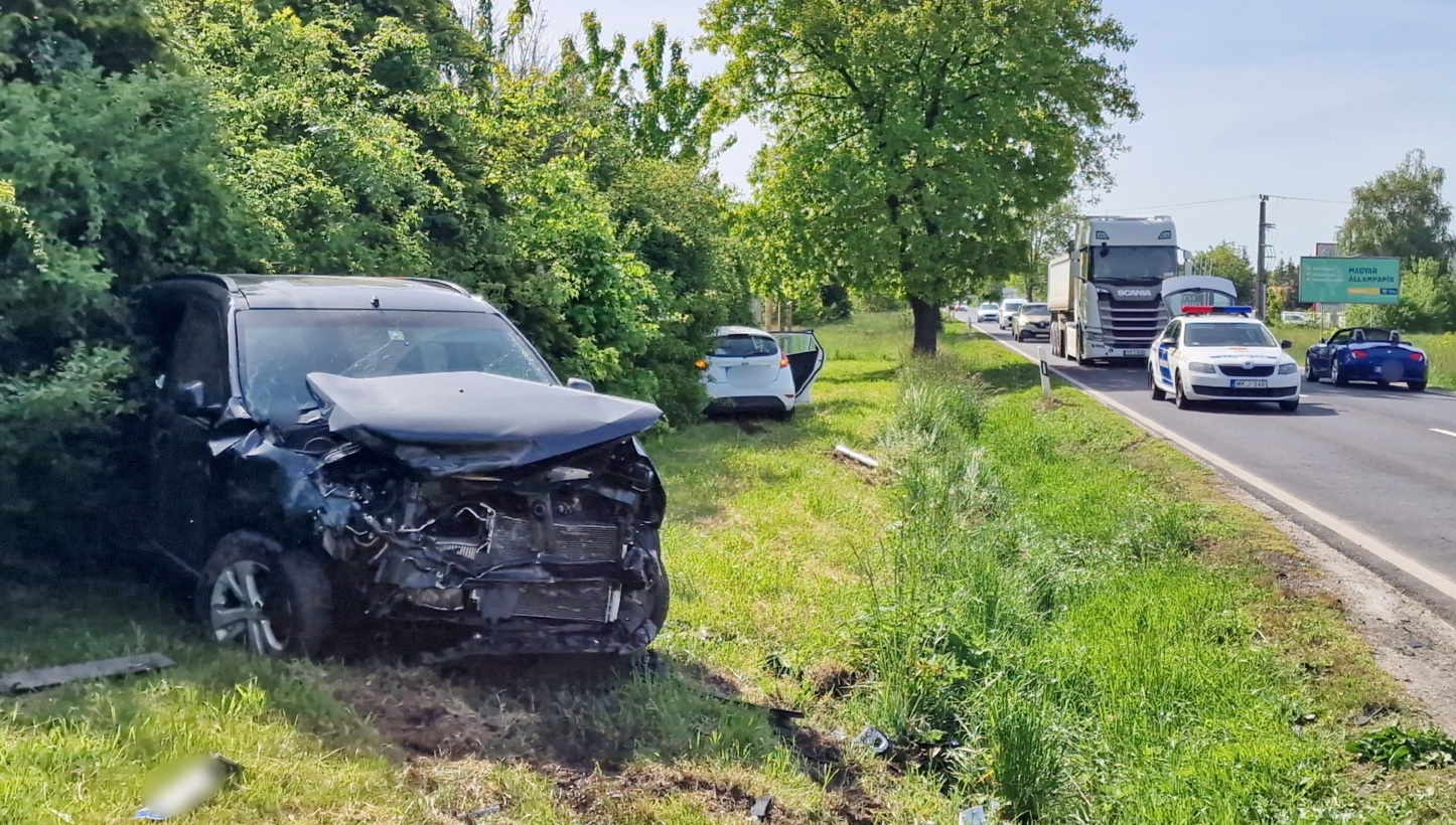 Súlyosan megsérült az okozó - lassítás nélkül hajtott Dacia elé egy Ford a 87-esen