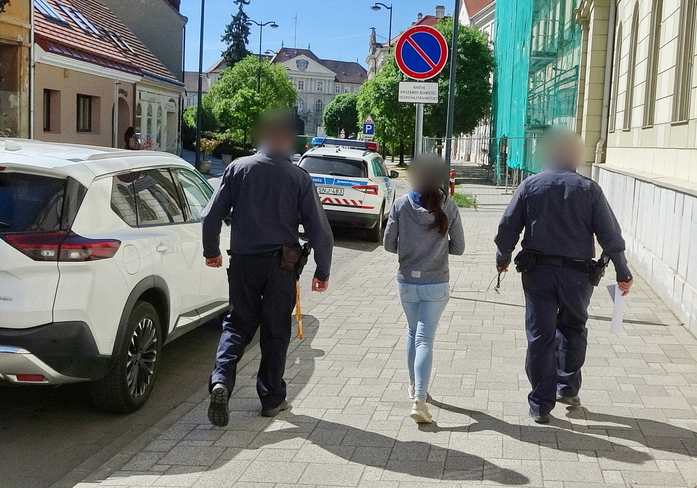 Az emberrablási ügy egyik gyanúsítottját vezetik el, a letartóztatása után