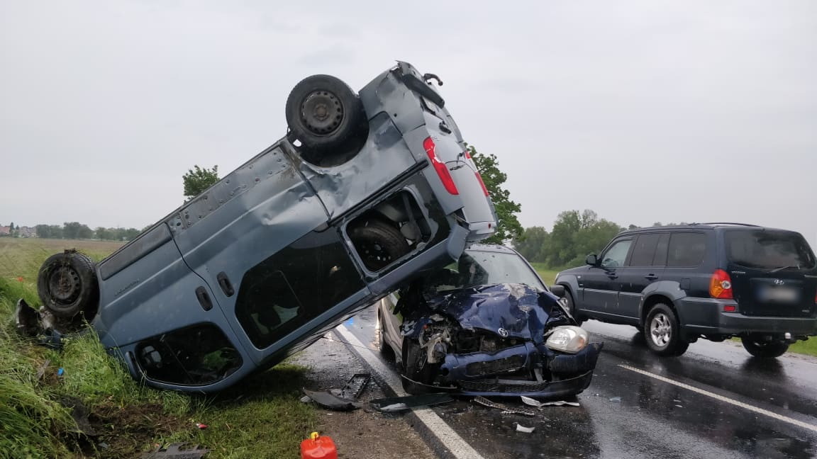 Megcsúszó Renaultnak ütközött Toyota Sorokpolány közelében