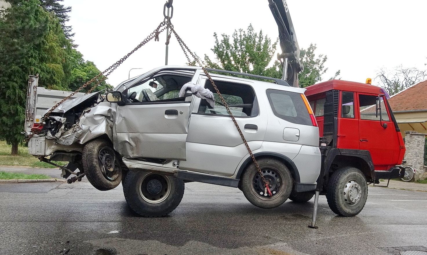Elvesztette az eszméletét a Suzuki vezetője Kőszegen - két autóval ütközött a járműve Fotó: Tánczos Mihály