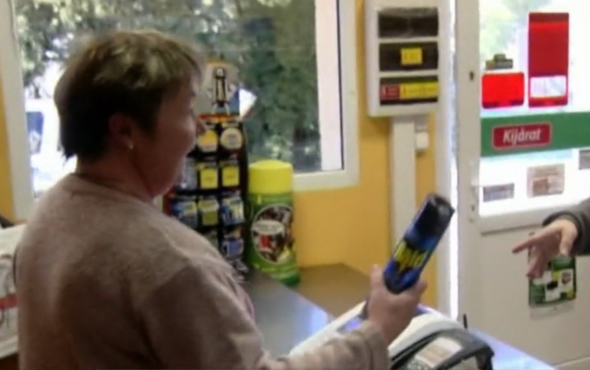 Rovarirtóval fújta le a rablót