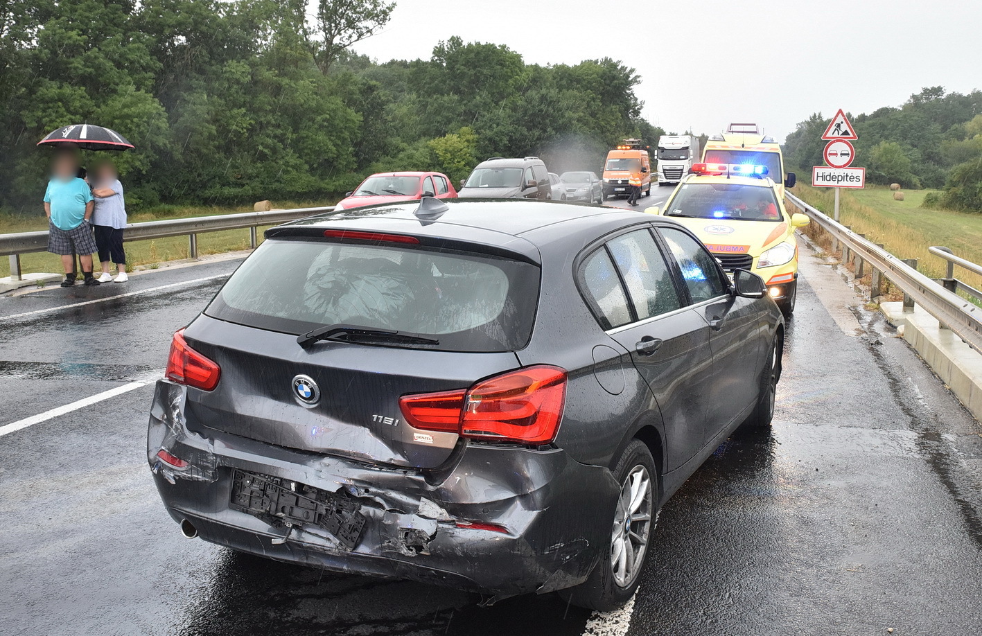 Három autót tört össze gázpalackszállító Mercedes teherautó a 84-esen, a Nádasdy híd előtt