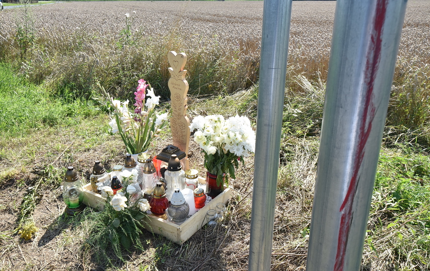 Sírjel a baleset helyszínén