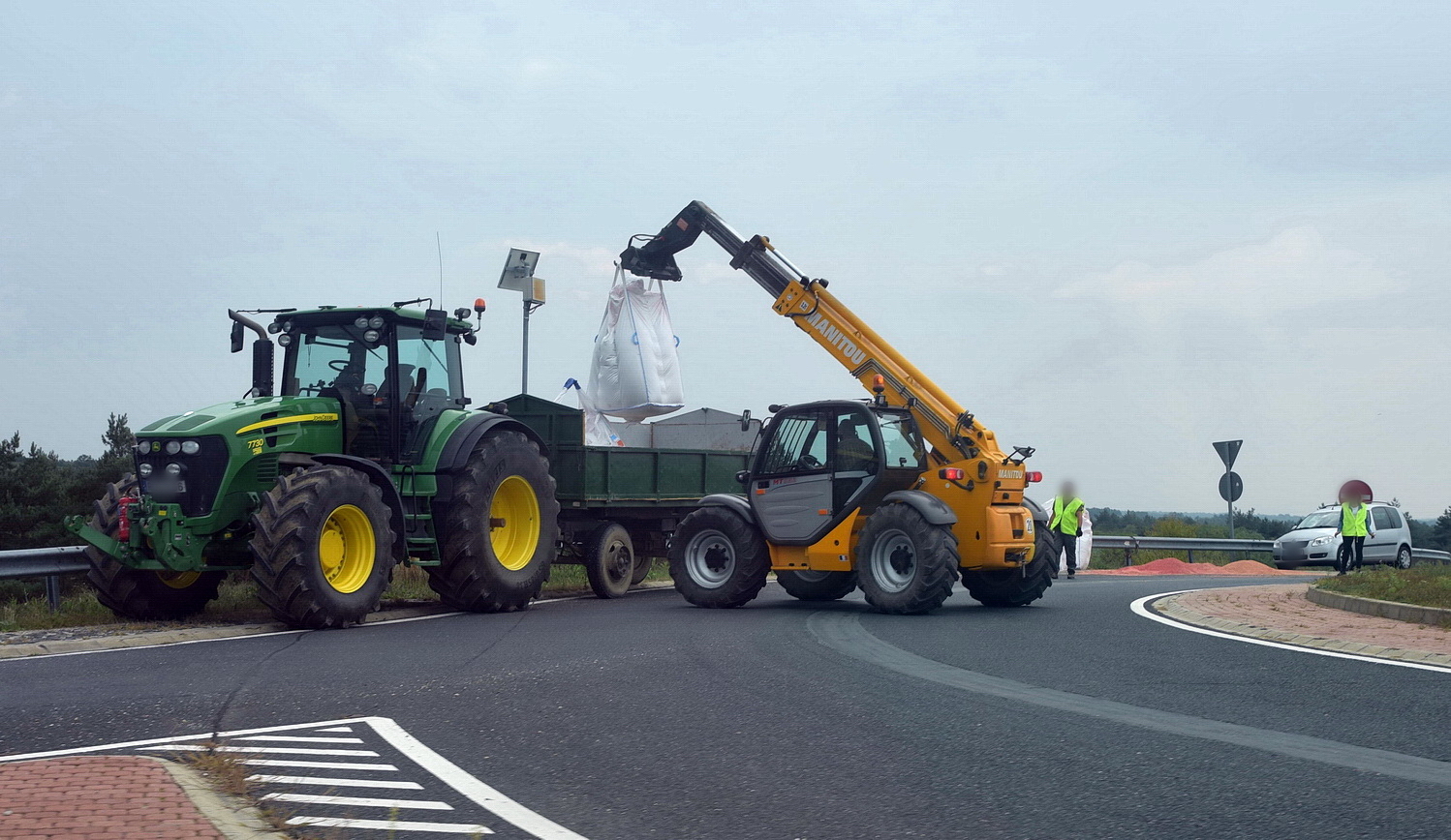 Munkagép segíti a rakodást a 88-as főúton, az M86-os csomópont körforgalmában