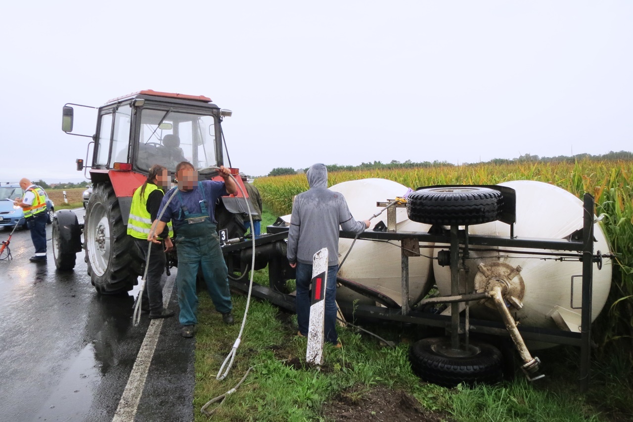 Traktort előzött, balesetet okozott egy rönkszállító a 86-oson