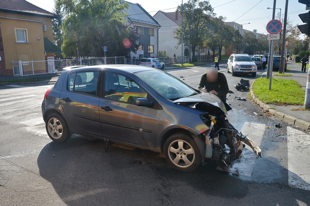 A sofőr a feleségével beszélgetett és nem vette észre a Stop-táblát