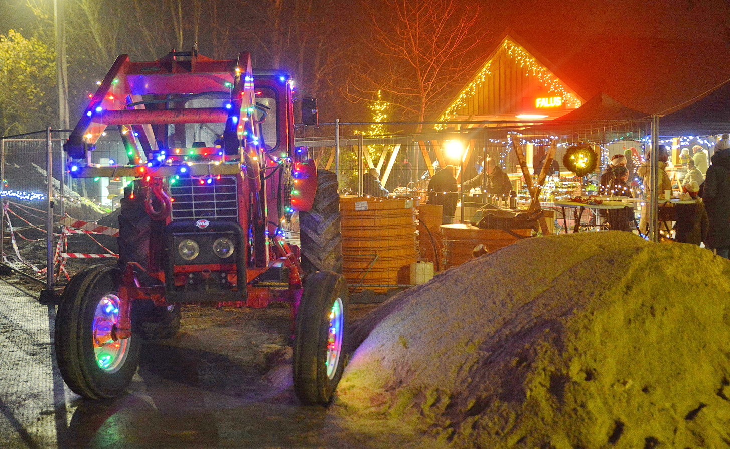 Adventi program miatt parkolt több autó az út mellett Ikerváron