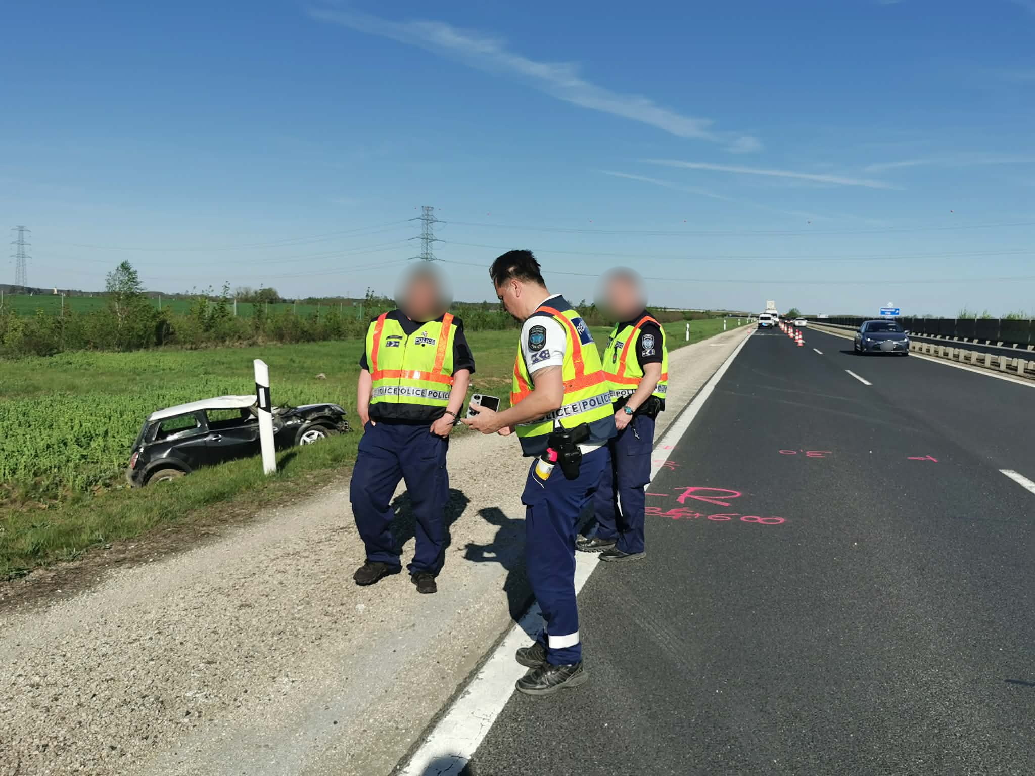 Tapasztalatunk alapján a járművezetők ezúttal a sebességkorlátozást betartva hajtanak el a baleseti helyszín mellett.