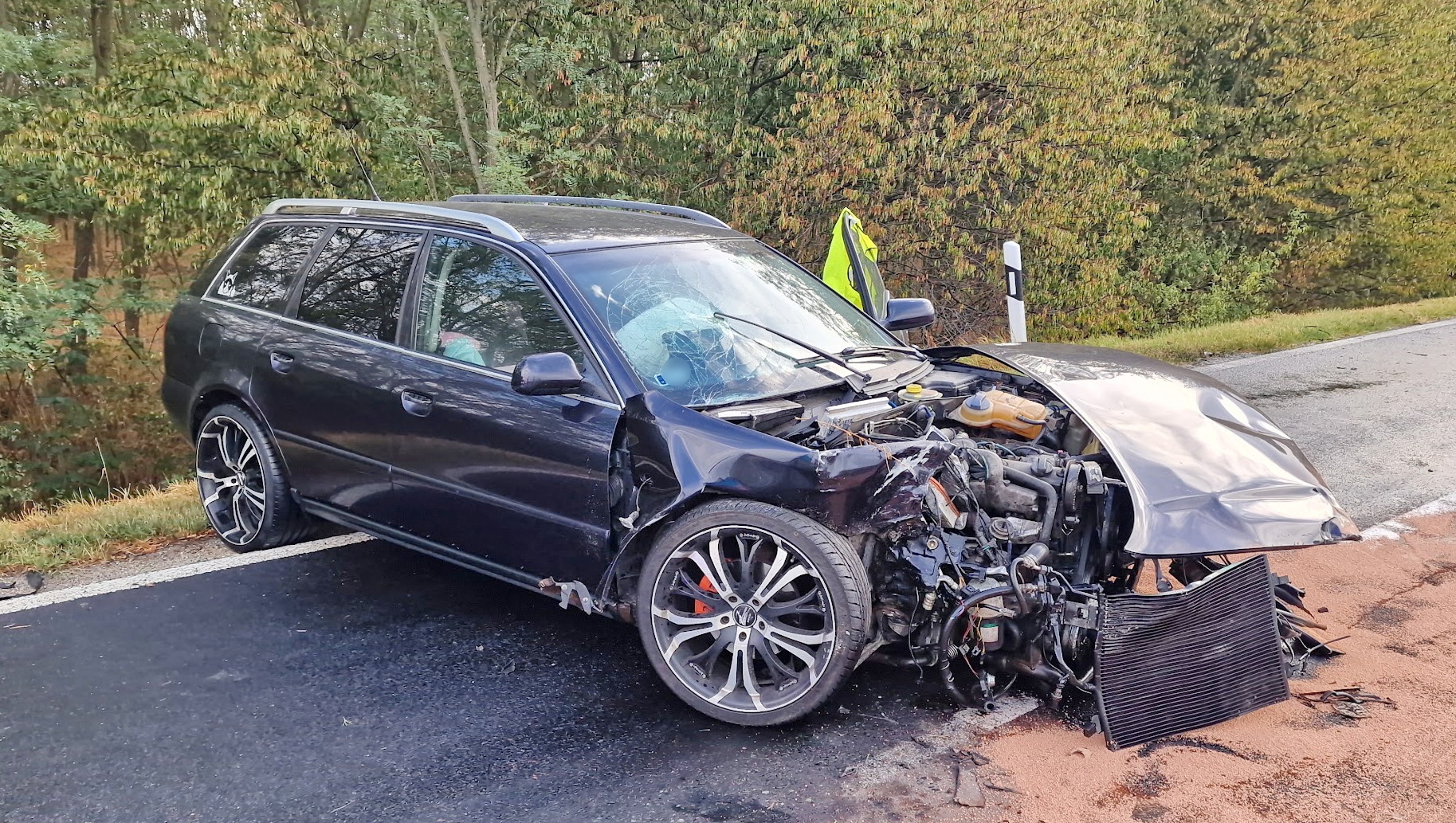 Két Audi ütközött Sorokpolány közelében - árokba csapódott a vétlen autója Két Audi ütközött Sorokpolány közelében - árokba csapódott a vétlen autója